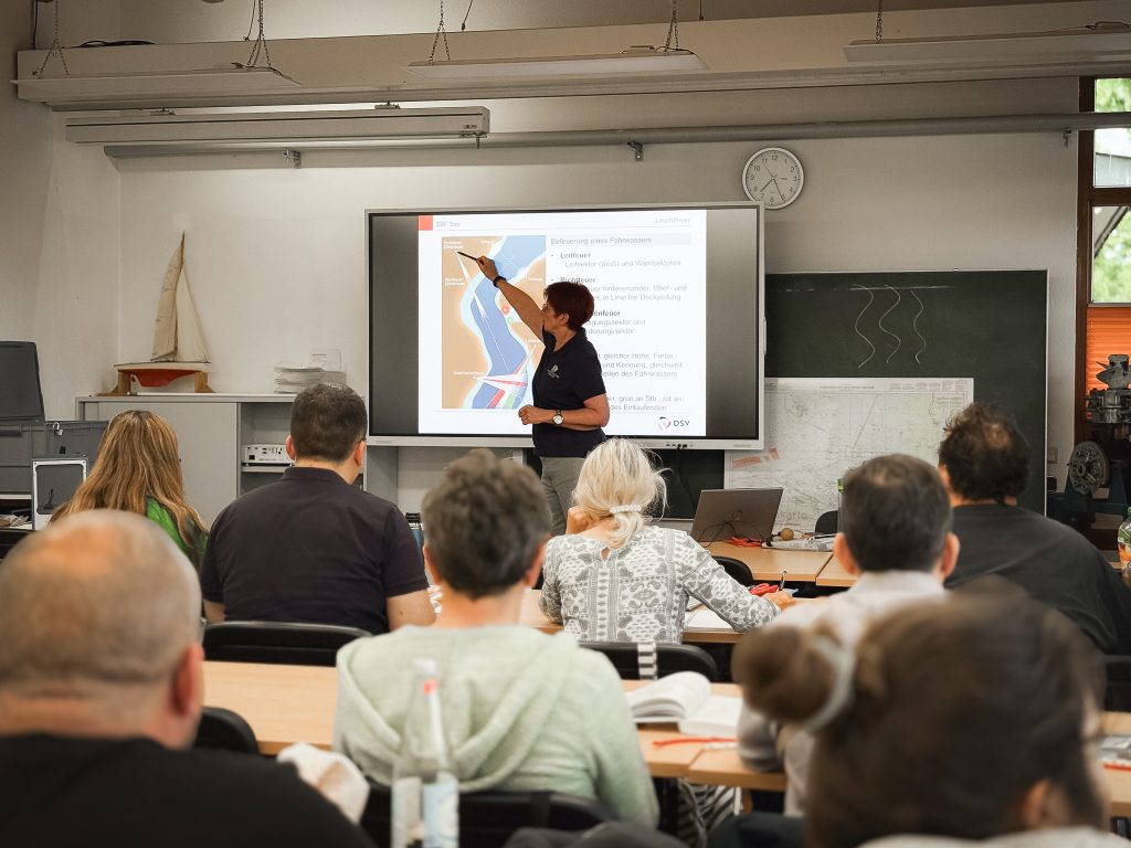 Theoriekurs, Seglerhaus, Theorieunterricht, Claudia, volle Klasse